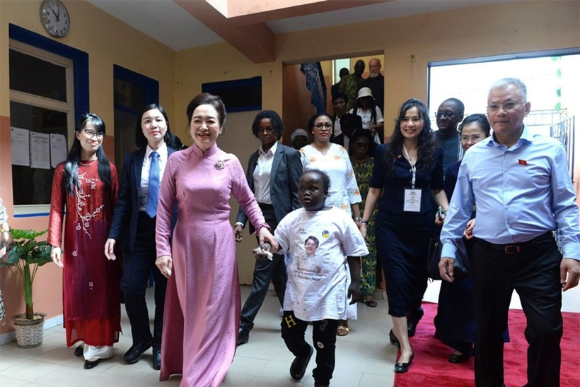 Nguyen Thi Thanh Nga, spouse of National Assembly (NA) Chairman Tran Thanh Man, visits the ESTEL centre, which supports children and adolescents with intellectual disabilities, in Dakar on June 23 morning (local time). (Photo: VNA)