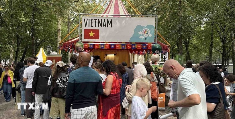 Visitors line up to enjoy "Pho (Vietnamese noodle soup) at the festival. (Photo: VNA)