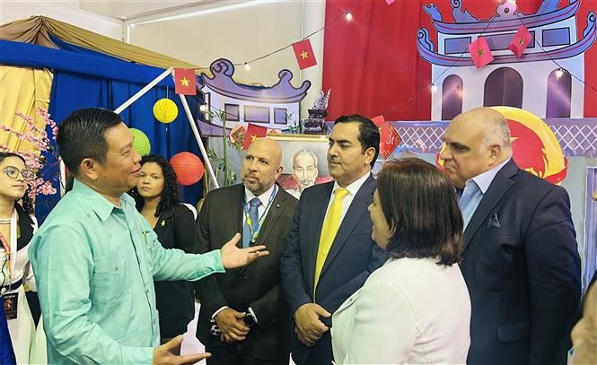 Vietnamese Ambassador to Venezuela Vu Trung My (left) and representatives of Santa María University at the “Vietnam – Land and People” space during the 2025 International Student Festival. (Photo: VNA)