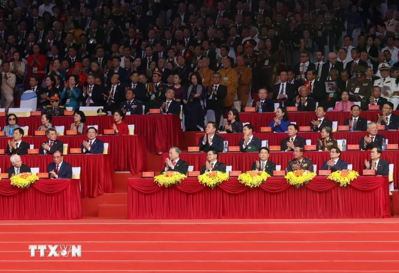 Party and State leaders, former leaders and international guests attend the ceremony marking the 50th anniversary of the Liberation of the South and National Reunification (Photo: VNA)
