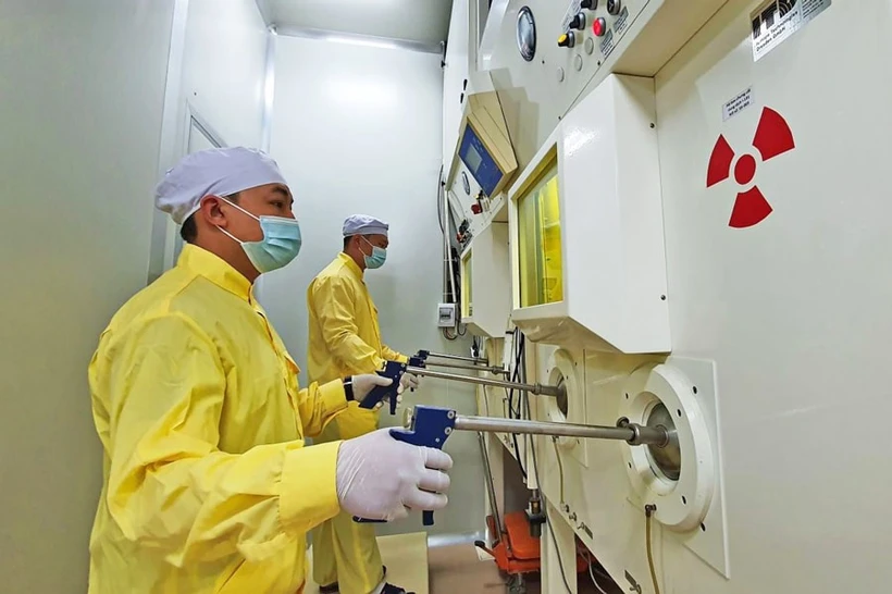 At the Isotope Centre in Da Lat Nuclear Research Reactor. (Photo: hanoimoi.vn)