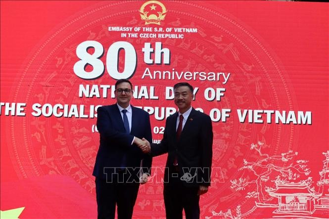 Vietnamese Ambassador to the Czech Republic Duong Hoai Nam (R) and Czech Minister of Foreign Affairs Jan Lipavský at the event (Photo: VNA)