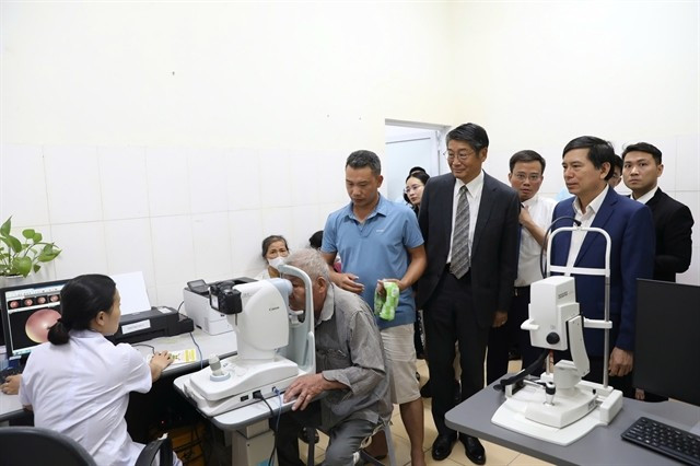 Japanese Ambassador to Vietnam Ito Naoki and delegates visit the outpatient clinic at Ha Nam Eye Hospital. (Photo courtesy of Japan Embassy). 