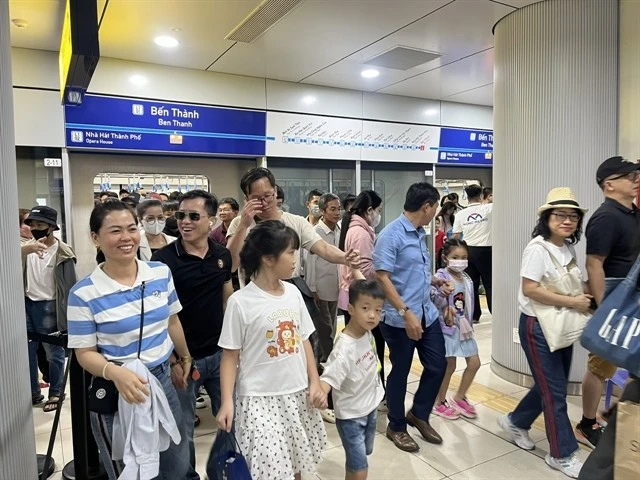 Passengers disembark at Ben Thanh station in District 1. The city's first metro commenced operations on December 22, following 17 years of planning and 12 years of construction. (Photo: VNA)