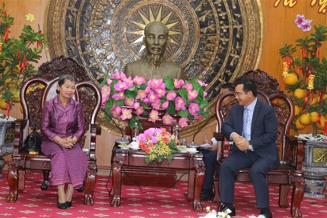 Secretary of the Long An Party Committee and Chairman of the provincial People's Council Nguyen Van Duoc (R) receives Men Sam An, Supreme Advisor to the King of Cambodia, Vice President of the Central Committee of the Cambodian People's Party (CPP), and President of the National Council of the Solidarity Front for Development of Cambodian Motherland (SFDCM). (Photo: VNA)