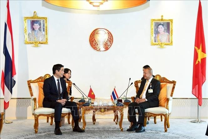 Vietnamese Ambassador to Thailand Pham Viet Hung (L) and President of the Thai Senate Mongkol Surasajja at their meeting in Bangkok on August 21. (Photo: VNA)