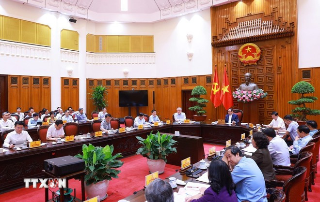 Prime Minister Pham Minh Chinh chairs meeting between standing Cabinet members and ministries, sectors, and agencies regarding decentralisation, delegation of authority, and delineation of powers associated with the implementation of the two-level local administration model. (Photo: VNA)