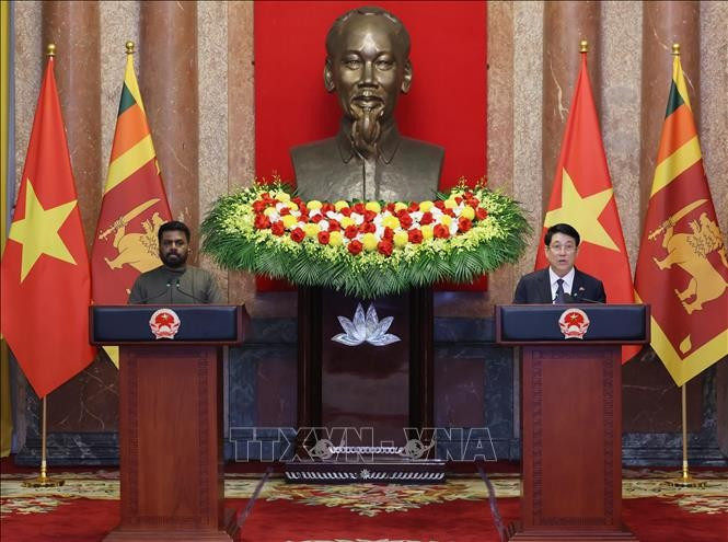 Vietnamese State President Luong Cuong (R) and Sri Lankan President Anura Kumara Dissanayaka meet with the press. (Photo: VNA)