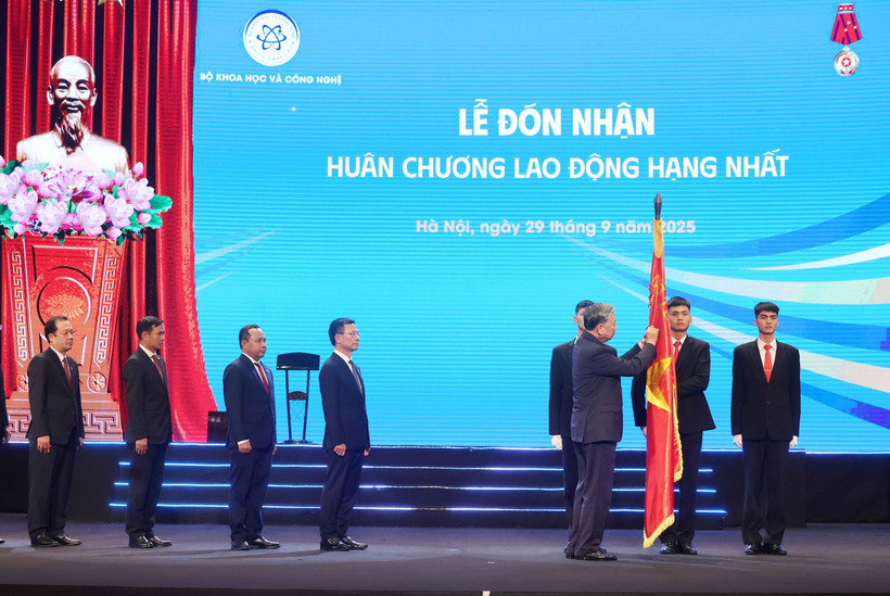 Party General Secretary To Lam presents the first-class Labour Order to the ministry (Photo: VNA)