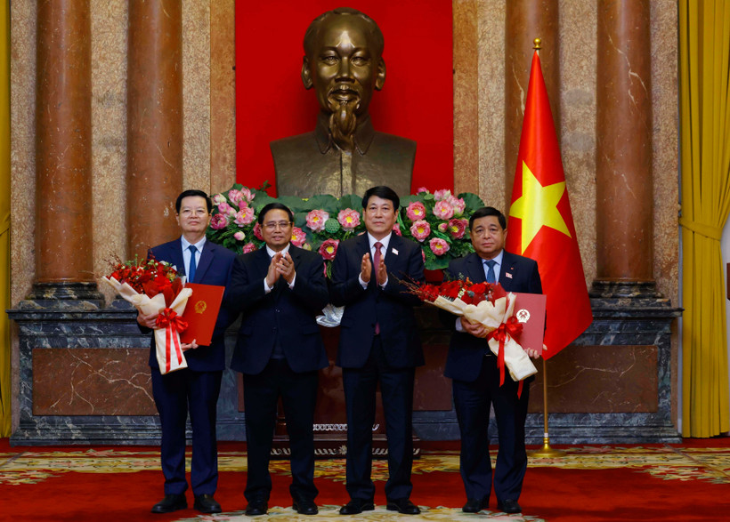 From left: State President Luong Cuong (3nd) and Prime Minister Pham Minh Chinh (2nd) congratulate the new Deputy PMs Mai Van Chinh (1st) and Nguyen Chi Dung. (Photo: VNA)