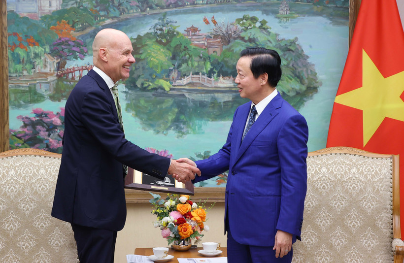 Deputy Prime Minister Tran Hong Ha (R) and Dutch Ambassador to Vietnam Kees van Baar at their meeting in Hanoi on August 14. (Photo: VNA)