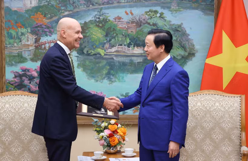 Deputy Prime Minister Tran Hong Ha (R) and Dutch Ambassador to Vietnam Kees van Baar at their meeting in Hanoi on August 14. (Photo: VNA)