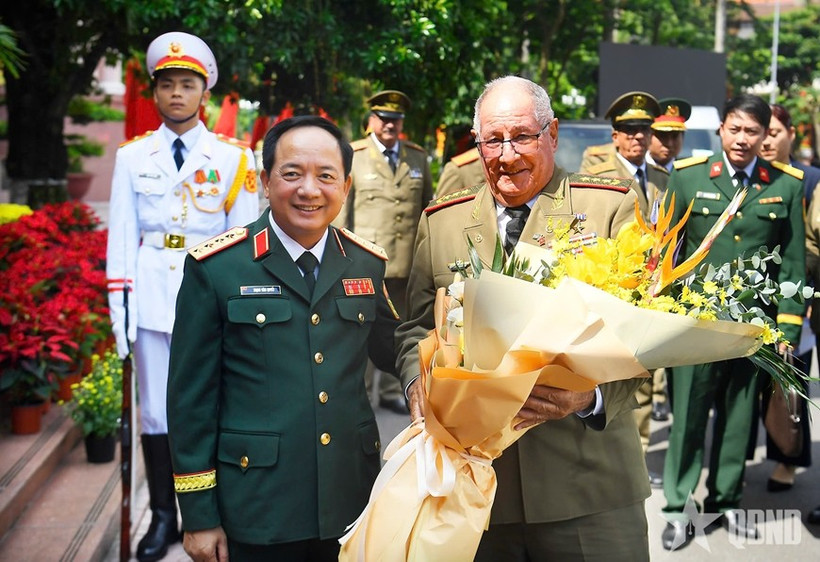 General Trinh Van Quyet (L), Chairman of the General Department of Politics of the Vietnam People’s Army welcomes Minister of the Revolutionary Armed Forces of Cuba Corps General Álvaro López Miera in Hanoi on September 3. (Photo: qdnd.vn)