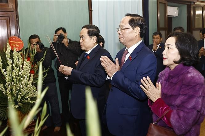 NA Chairman Tran Thanh Man (third from right) offers incense in commemoration of late President Ho Chi Minh at House 67 inside the Presidential Palace complex in Hanoi on February 3. (Photo: VNA)