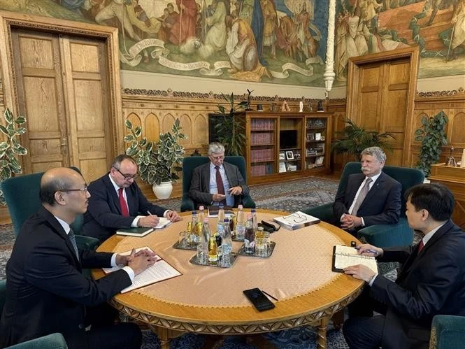 Vietnamese Ambassador to Hungary Bui Le Thai (first left) and President of the Hungarian National Assembly László Kövér (second right) at the meeting on February 27. (Photo: VNA)