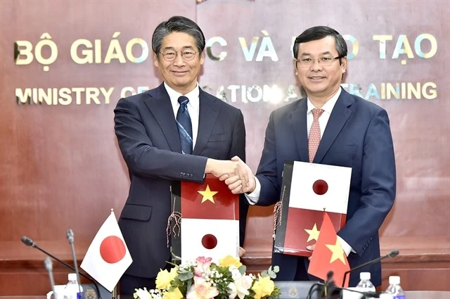 Japanese Ambassador to Vietnam Ito Naoki and Vietnamese Deputy Minister of Education and Training Nguyen Van Phuc on January 15 sign a grant aid agreement for the human resource development scholarship programme. (Photo courtesy of the Japanese Embassy)