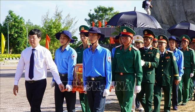 A ceremony is held on July 25 morning at the Tam Nong martyrs’ cemetery in Phu Tho commune, Dong Thap province, for 43 Vietnamese volunteer soldiers and experts who laid down their lives in Cambodia and Dong Thap province during wartime. (Photo: VNA)