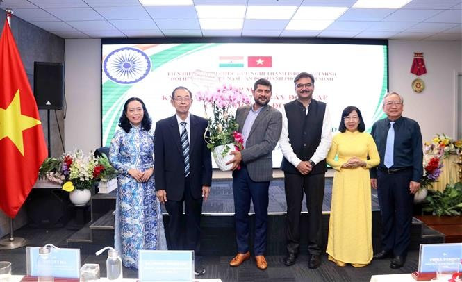 Representatives of Indian Business Chamber in Vietnam (INCHAM) present flowers to the Ho Chi Minh Vietnam - India Friendship Association (Photo: VNA)