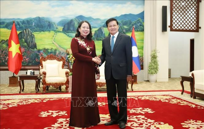 General Secretary of the Lao People’s Revolutionary Party (LPRP) and President of Laos Thongloun Sisoulith (R) receives Vietnamese State Vice President Vo Thi Anh Xuan on August 21. (Photo: VNA)