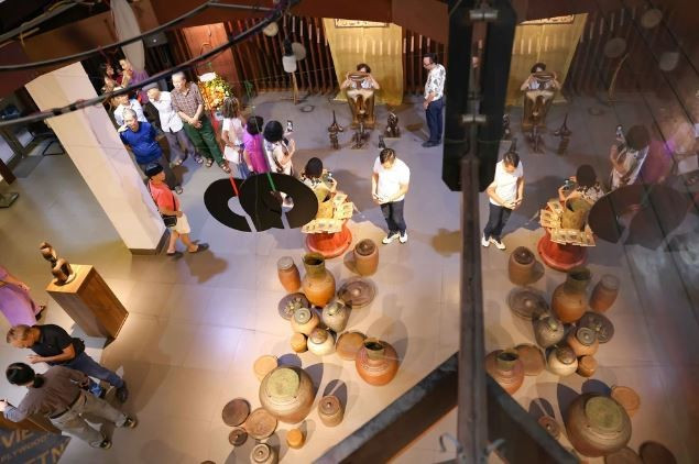 People visit an exhibition space at a creative design festival. (Photo: VNA)