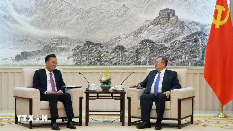 Secretary of Hung Yen province Party Committee Nguyen Huu Nghia (left) meets with Liu Jianchao, head of the International Liaison Department of the Communist Party of China Central Committee. (Photo: VNA)