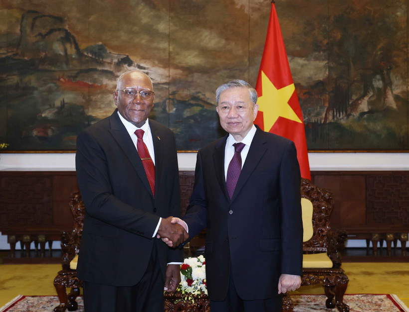 General Secretary of the Communist Party of Vietnam (CPV) Central Committee To Lam (R) meets with Salvador Valdes Mesa, Politburo member of the Communist Party of Cuba (CPC) and Vice President of Cuba in HCM City on April 30. (Photo: VNA)
