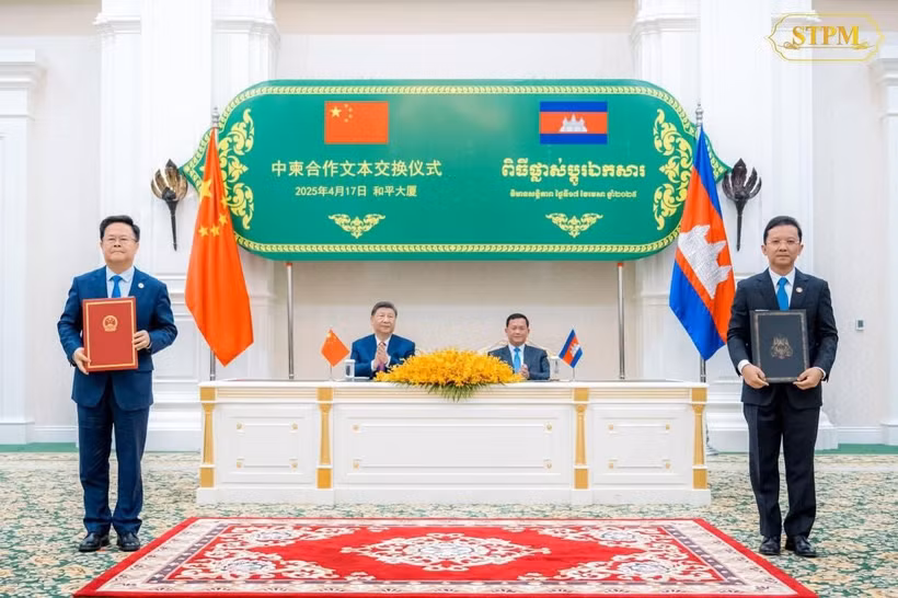 At the signing ceremony of the 37 cooperation documents between Cambodia and China (Photo: Khmer Times)