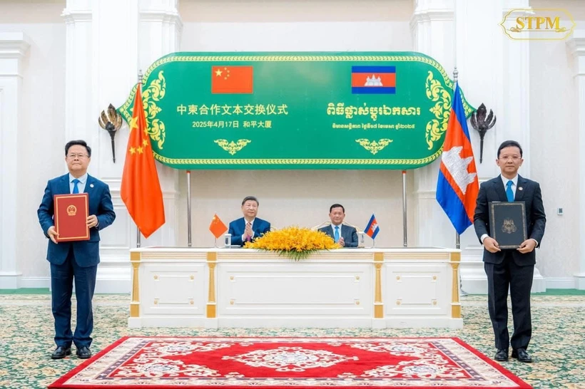 At the signing ceremony of the 37 cooperation documents between Cambodia and China (Photo: Khmer Times)