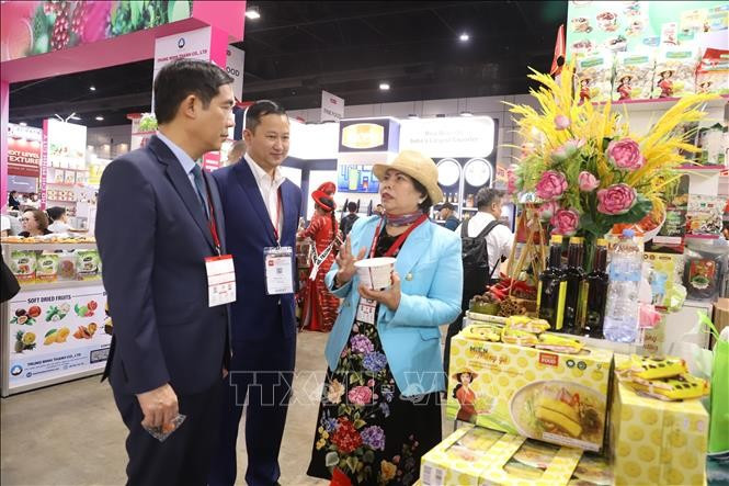 Vietnamese Ambassador to Thailand Pham Viet Hung visits a booth of a Vietnamese company at the THAIFEX-Anuga Aisa 2025. (Photo: VNA) 