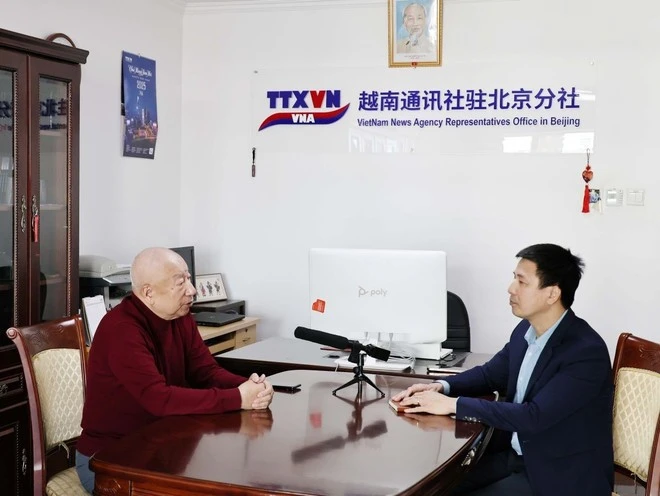 Lin Liwen (L) talks to the Vietnam News Agency's correspondent in China. (Photo: VNA)