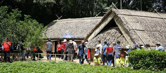 People visit President Ho Chi Minh's house in Sen village, Nam Dan district, central province of Nghe An. (Photo: VNA)