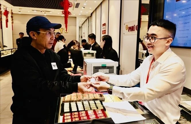 Vietnamese prefer buying gold to mark God of Wealth Day (Photo: VNA)