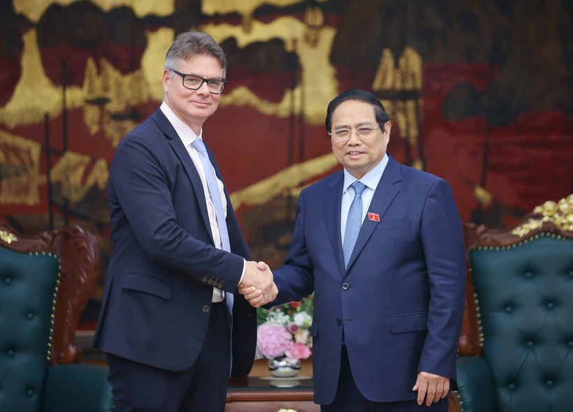 Prime Minister Pham Minh Chinh (R) welcomes Antoine Colin, HP Senior Vice President for Global Supply Chain Digital Transformation & Resilience (Photo: VNA)