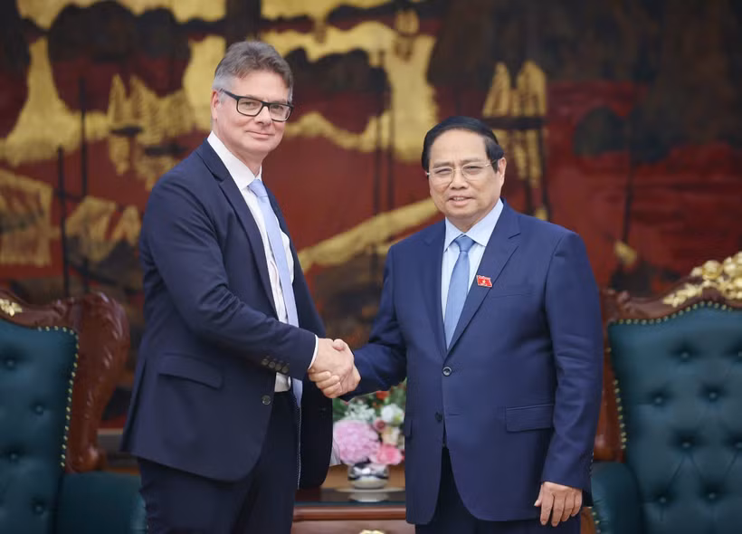 Prime Minister Pham Minh Chinh (R) welcomes Antoine Colin, HP Senior Vice President for Global Supply Chain Digital Transformation & Resilience (Photo: VNA)