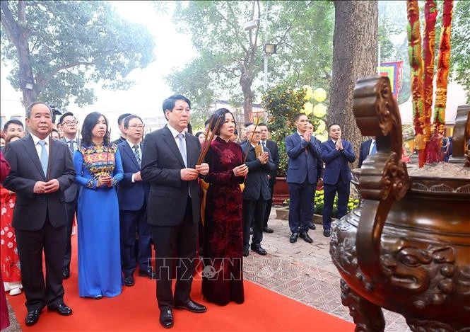 State President Luong Cuong, his spouse and delegates at the incense-offering ceremony. (Photo: VNA)