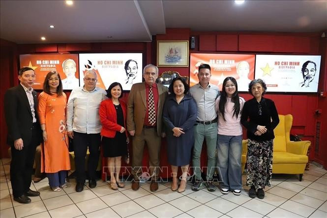 Participants pose for a group photo at the special film screening commemorating the 135th birth anniversary of President Ho Chi Minh on May 19 in Greece. (Photo: VNA)