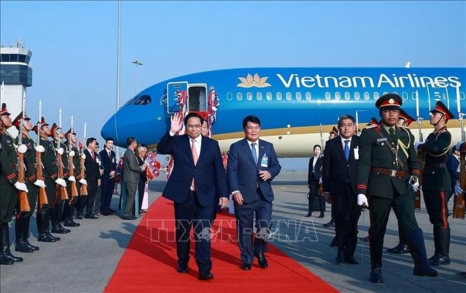 Prime Minister Pham Minh Chinh arrives at the Wattay International Airport in Vientiane on the morning of January 9 (Photo: VNA)