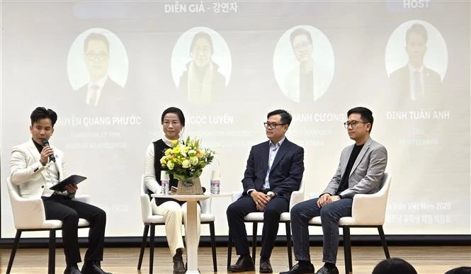 Speakers share experience with Vietnamese students at the job fair. (Photo: VNA)