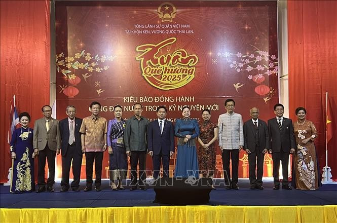 Vietnamese Consul General in Khon Kaen Dinh Hoang Linh (middle), his spouse and delegates at the event. (Photo: VNA)