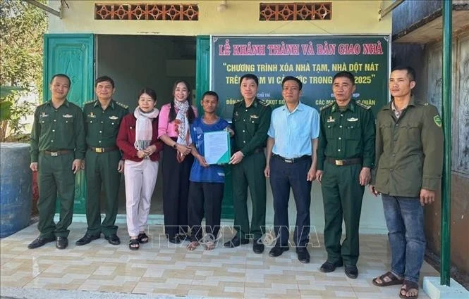 A new house is transferred to a family in Kon Tum. (Photo: VNA)