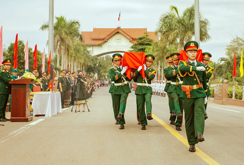 The remains of 12 Vietnamese volunteer soldiers and experts, who laid down their lives in different periods in Laos’ Savannakhet province, are repatriated following a handover ceremony at the Lao Bao (Vietnam's Quang Tri province) - Densavan (Savannakhet) international border gate on May 21. (Photo: VNA)