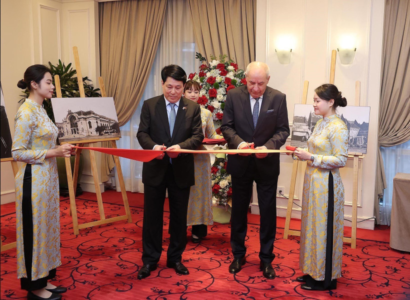 Vietnamese State President Luong Cuong (second, left) and Hungarian President Sulyok Tamas (second, right) cut the ribbon to open the exhibition. (Photo:VNA)