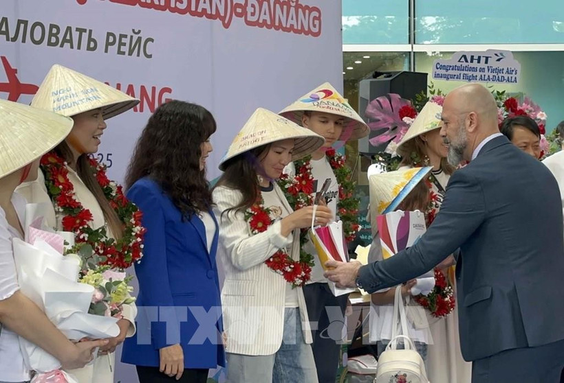 Vietjet's flight VJ52, using an Airbus A330-300 from Almaty (Kazakhstan) lands at Da Nang International Airport on April 2, bringing nearly 300 international tourists to explore and experience the city's tourism services. (Photo: VNA)