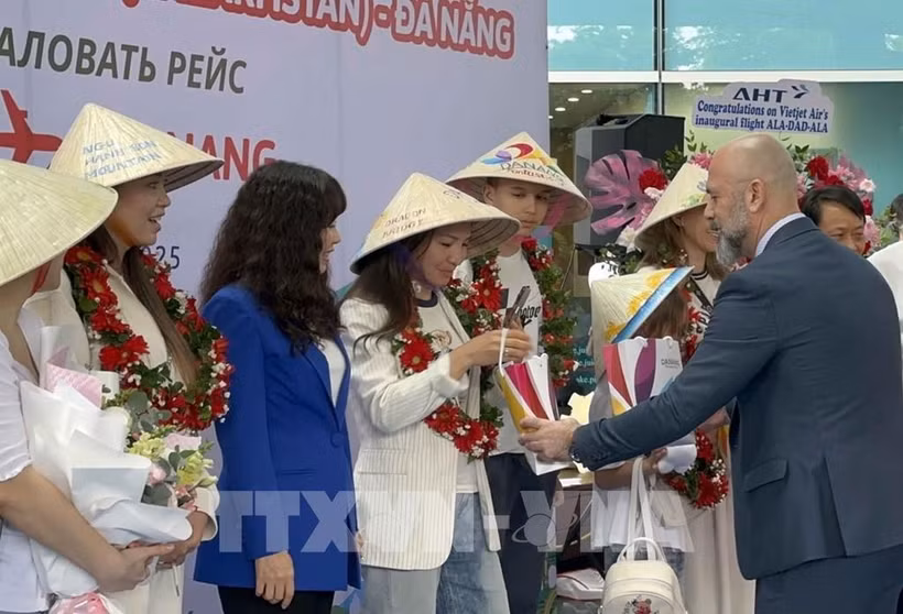 Vietjet's flight VJ52, using an Airbus A330-300 from Almaty (Kazakhstan) lands at Da Nang International Airport on April 2, bringing nearly 300 international tourists to explore and experience the city's tourism services. (Photo: VNA)