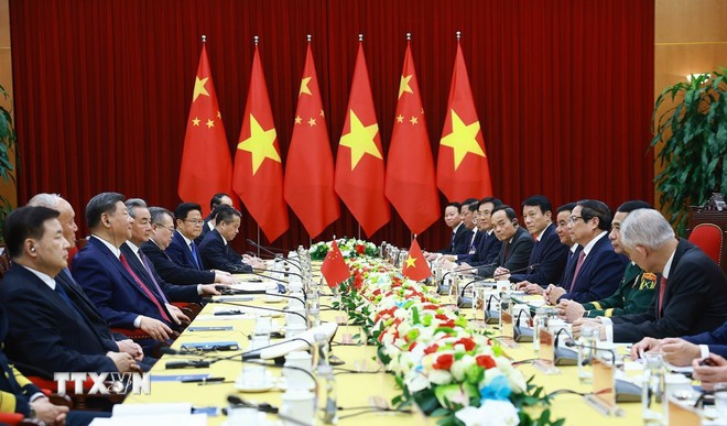 Prime Minister Pham Minh Chinh (third, right) meets with Party General Secretary and President of China Xi Jinping on April 14 (Photo: VNA)