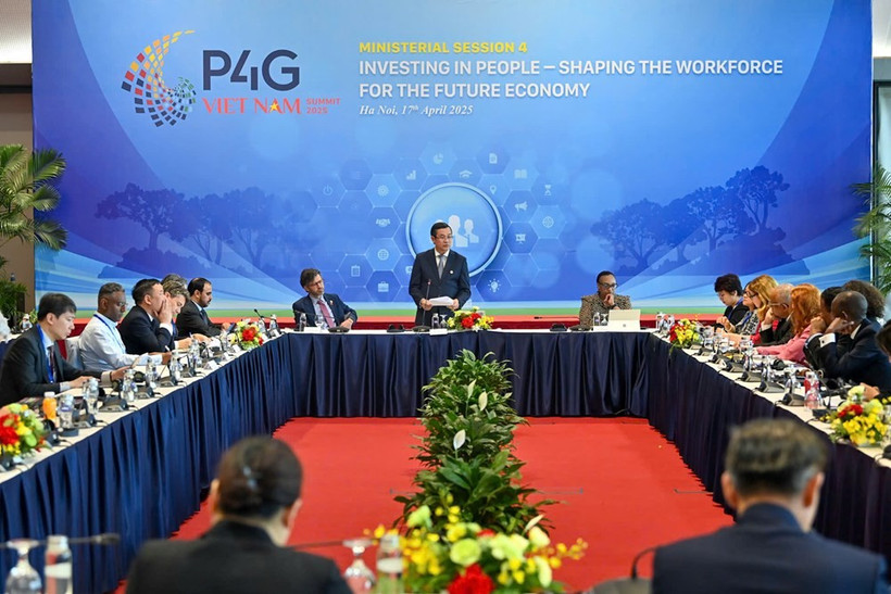 The ministerial discussion chaired by Vietnamese Deputy Minister of Education and Training Nguyen Van Phuc within the framework of the P4G Summit in Hanoi on April 17. (Photo: baovanhoa.vn)