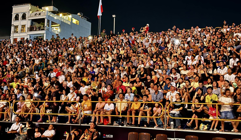 A large number of people and tourists enjoy the fireworks displays of the host team Da Nang and reigning champion Finland on the opening night (Photo: VNA)