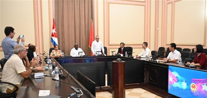 An overview of the handover ceremony of information and technical equipment presented by Vietnam’s legislature to support the installation of a virtual meeting room in Havana. (Photo: VNA)