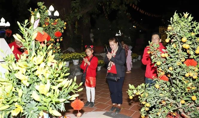 Vietnamese people in Laos visit Phat Tich pagoda in Vientiane, Laos on the first day of the Lunar New Year. (Photo: VNA)