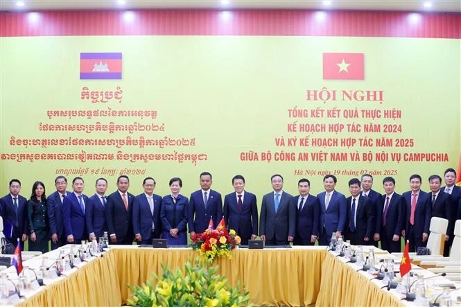 Representatives from Vietnamese Public Security Ministry and Cambodian Interior Ministry at the conference in Hanoi. (Photo: VNA)